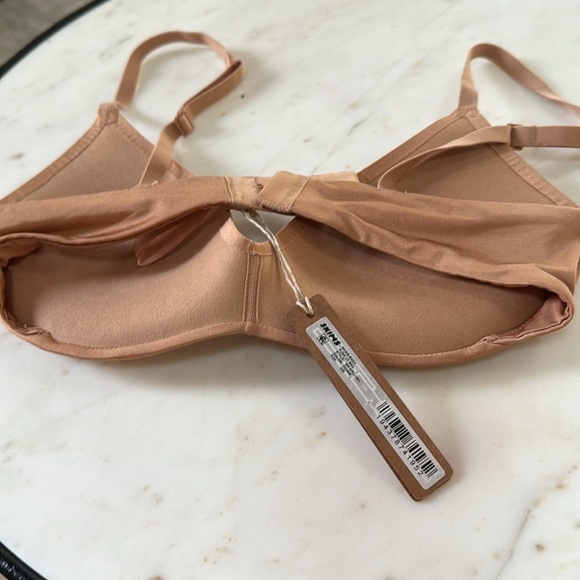 SKIMS wireless push up bra 32B - Picture 3 of 3